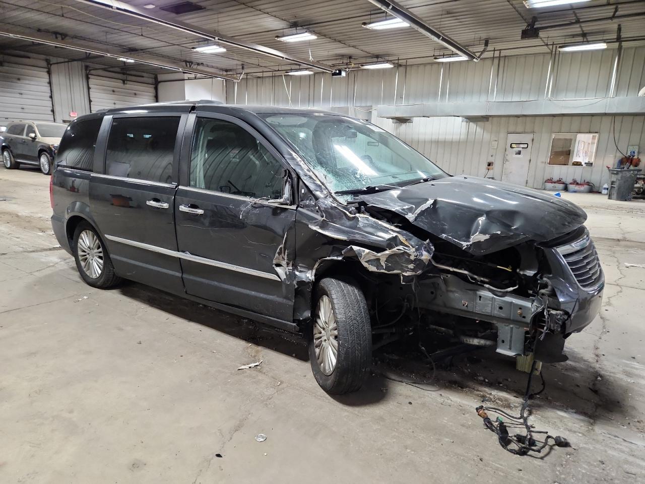2012 Chrysler Town & Country Limited - Фото 4