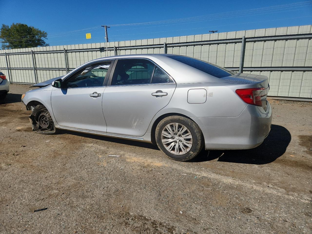 2013 Toyota Camry Le - Фото 2