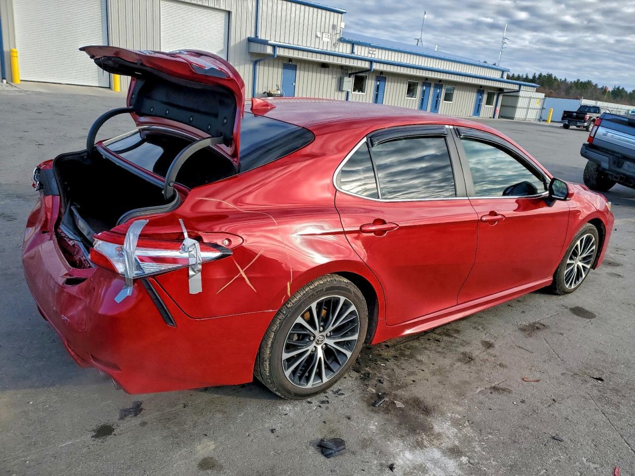 2020 Toyota Camry Se - Фото 3