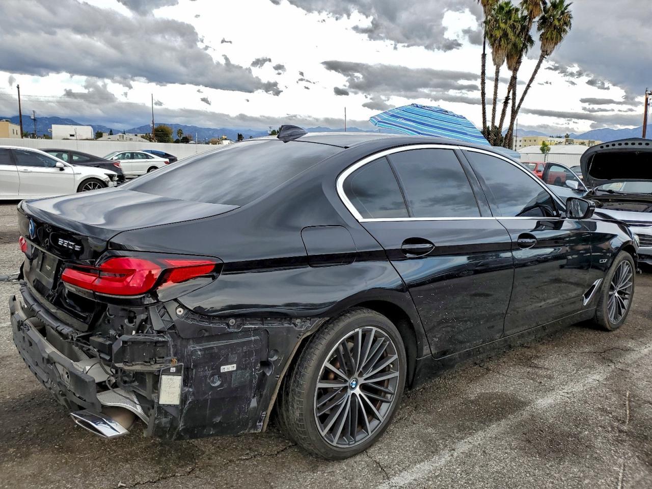 2023 BMW 530E - Фото 3