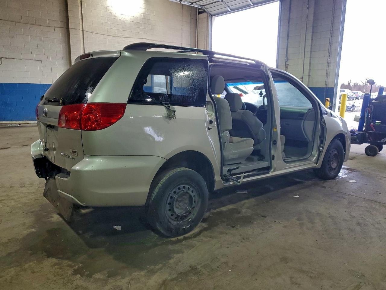 2010 Toyota Sienna Le 8-Passenger - Фото 3