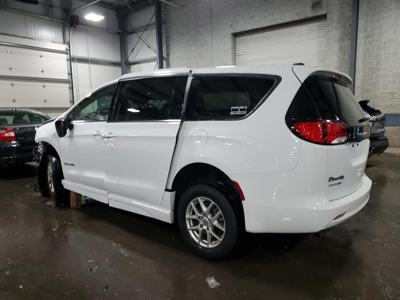 2023 Chrysler Voyager Lx - Фото 2