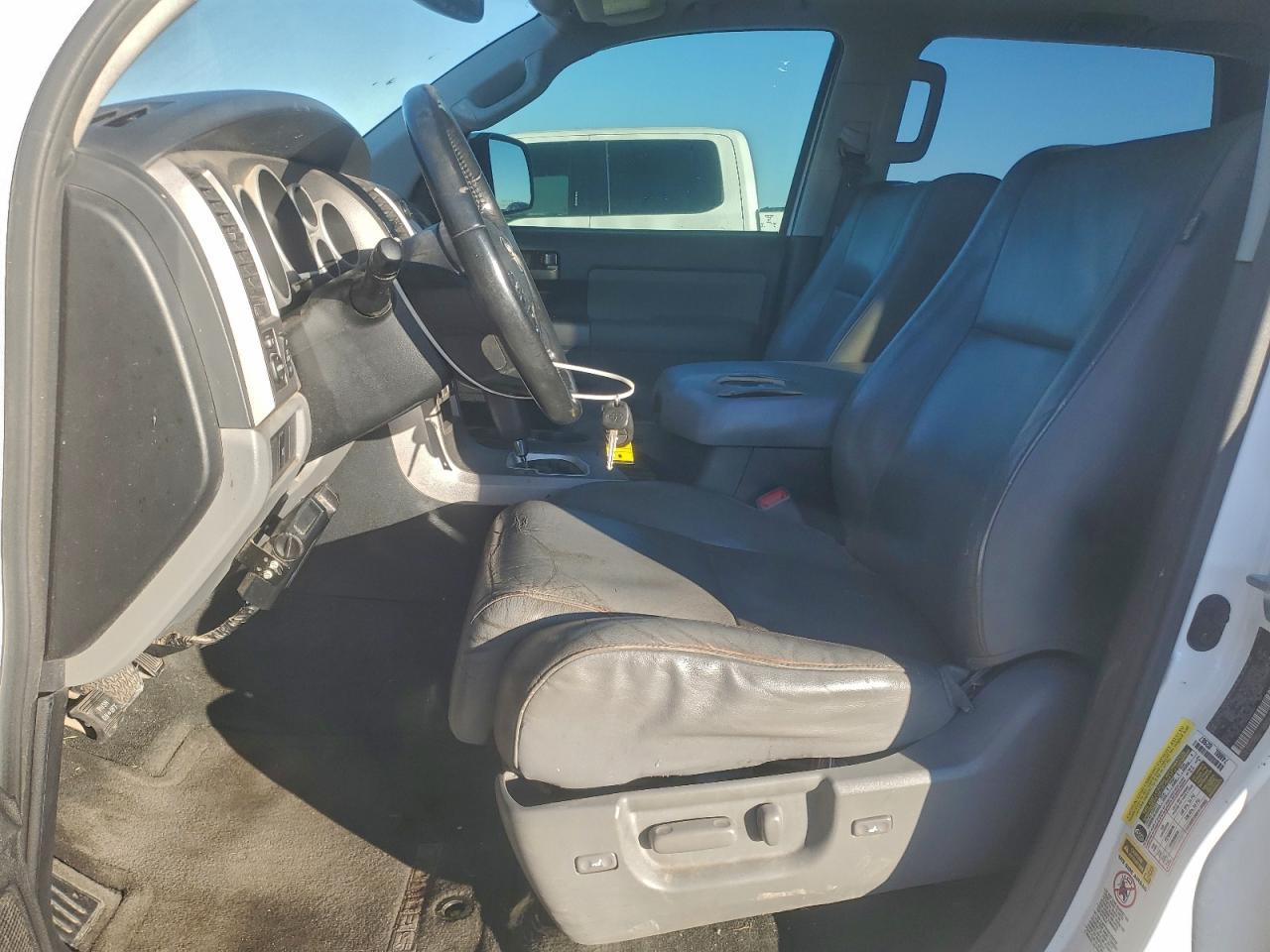 2013 Toyota Sequoia Sr5 - Image 7