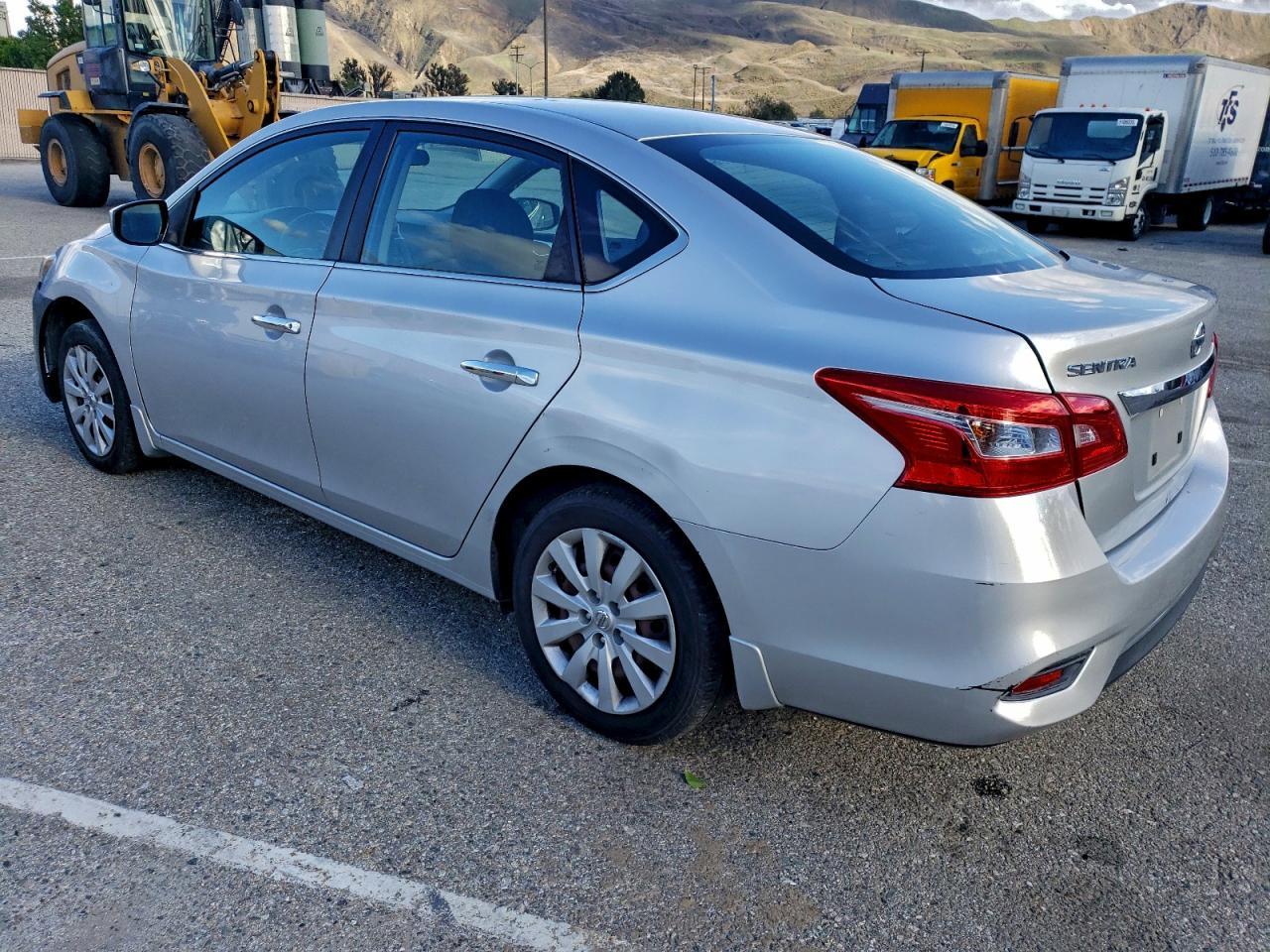 2016 Nissan Sentra S - Фото 2