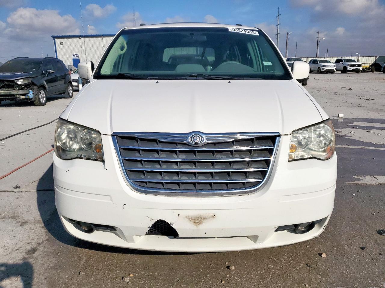 2010 Chrysler Town & Country Touring - Фото 5