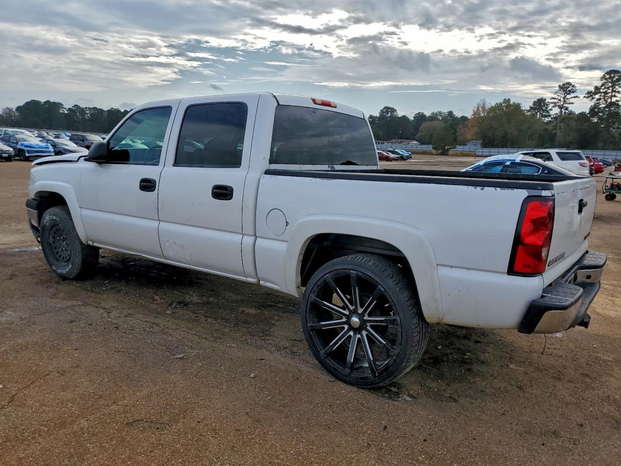 2005 Chevrolet Silverado K1500 - Image 2