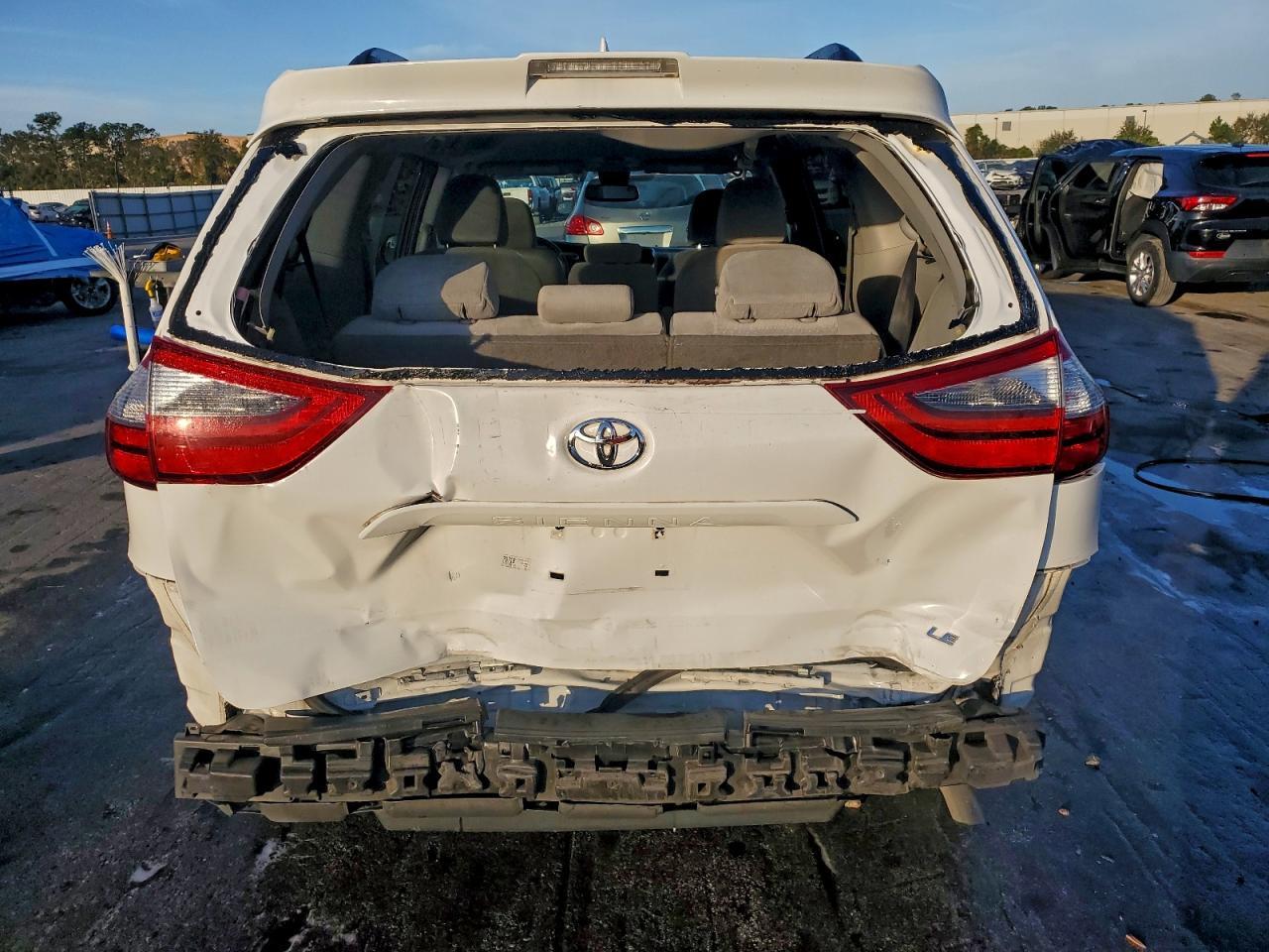 2022 Toyota Sienna Le - Image 6