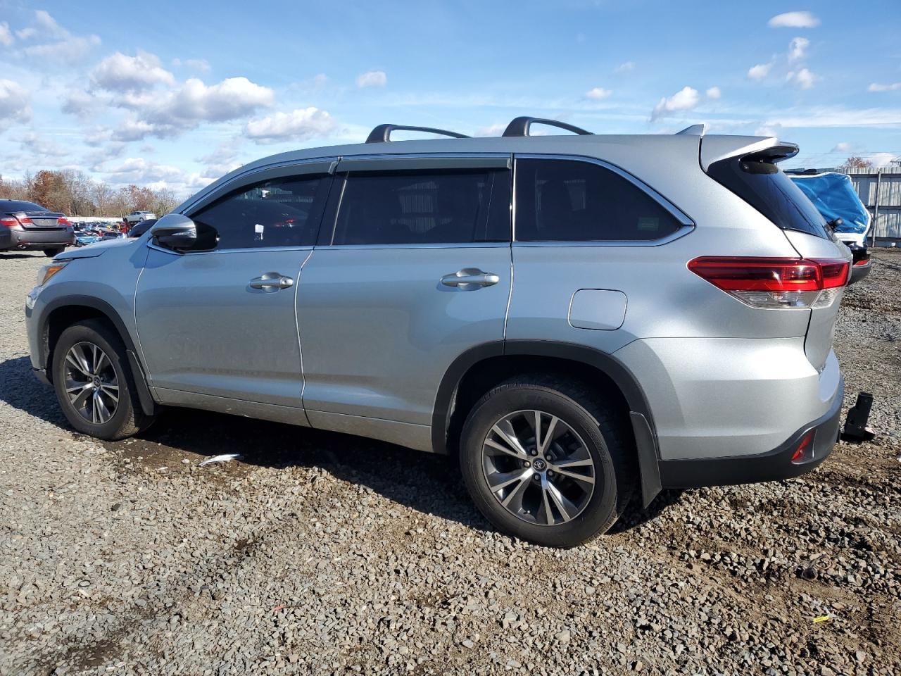 2017 Toyota Highlander Le - Фото 2