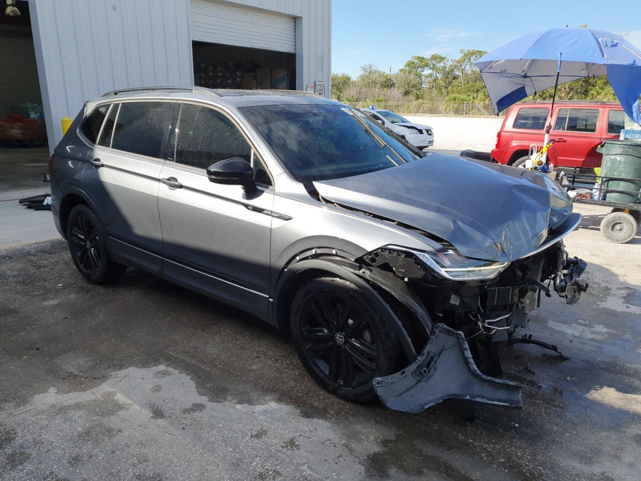 2022 Volkswagen Tiguan Se R-Line Black - Image 4