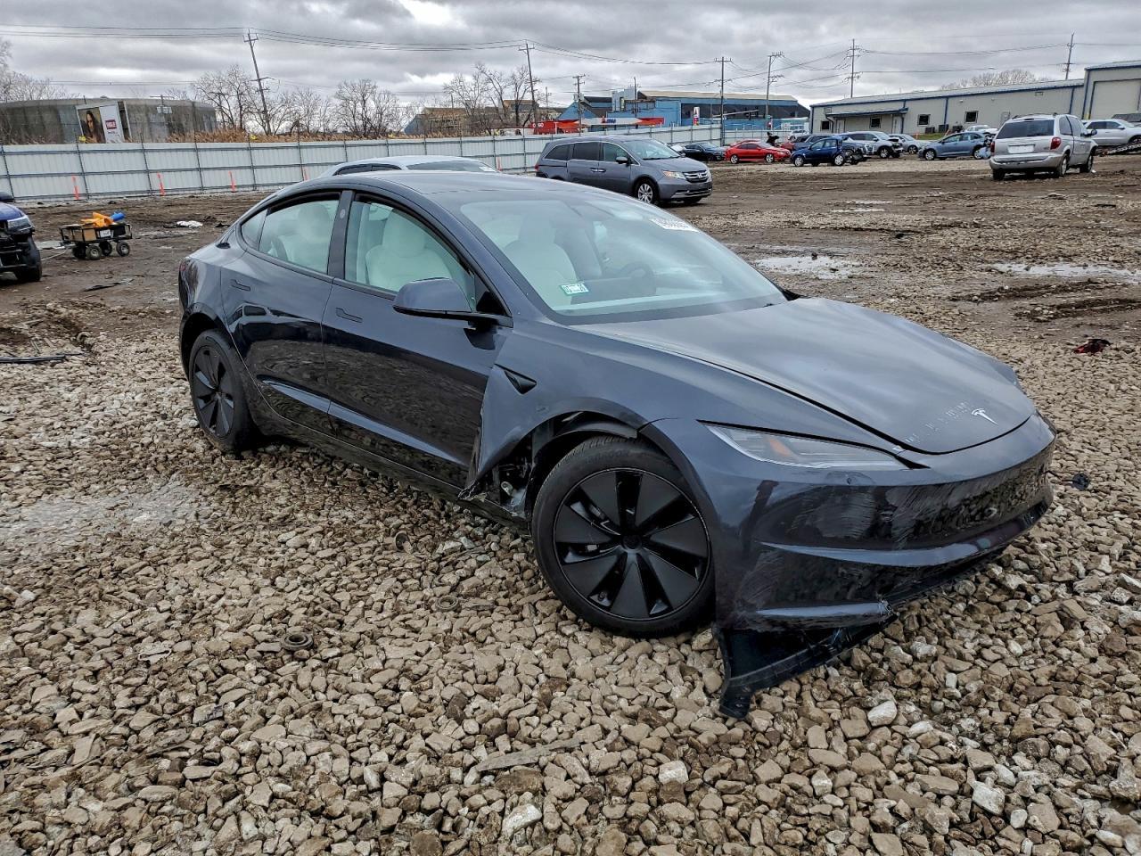 2025 Tesla Model 3 - Фото 4