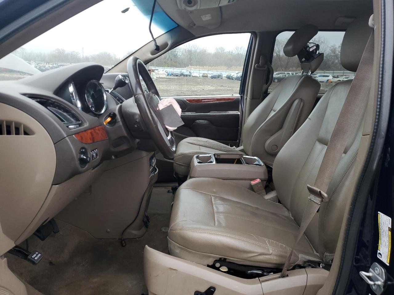 2016 Chrysler Town & Country Touring - Image 7