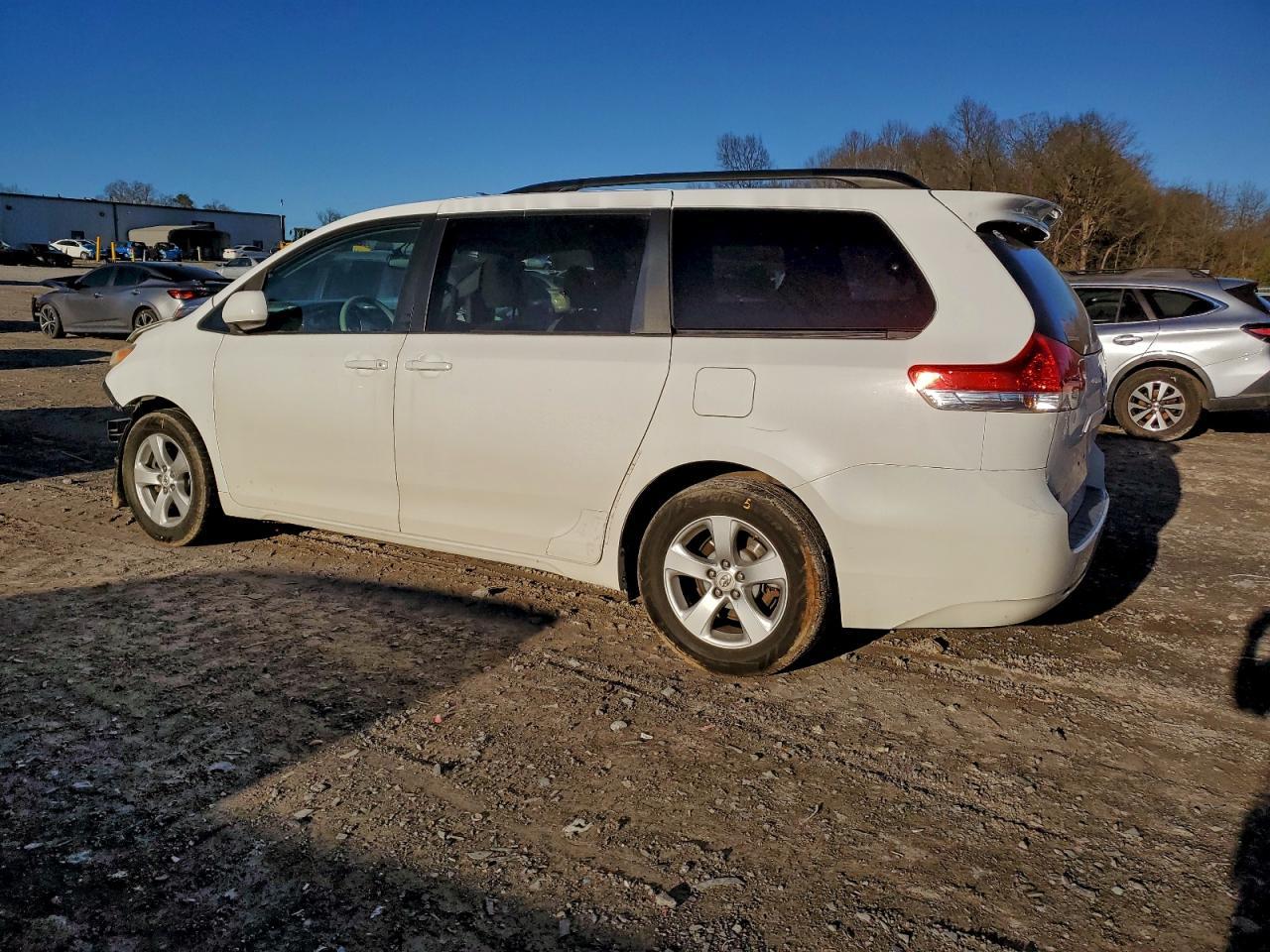 2011 Toyota Sienna Le - Image 2