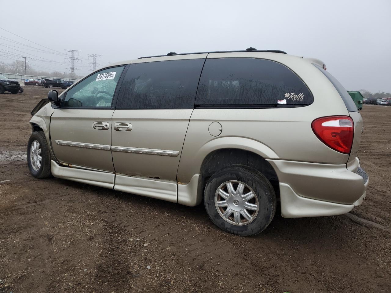 2007 Chrysler Town & Country Touring - Image 2