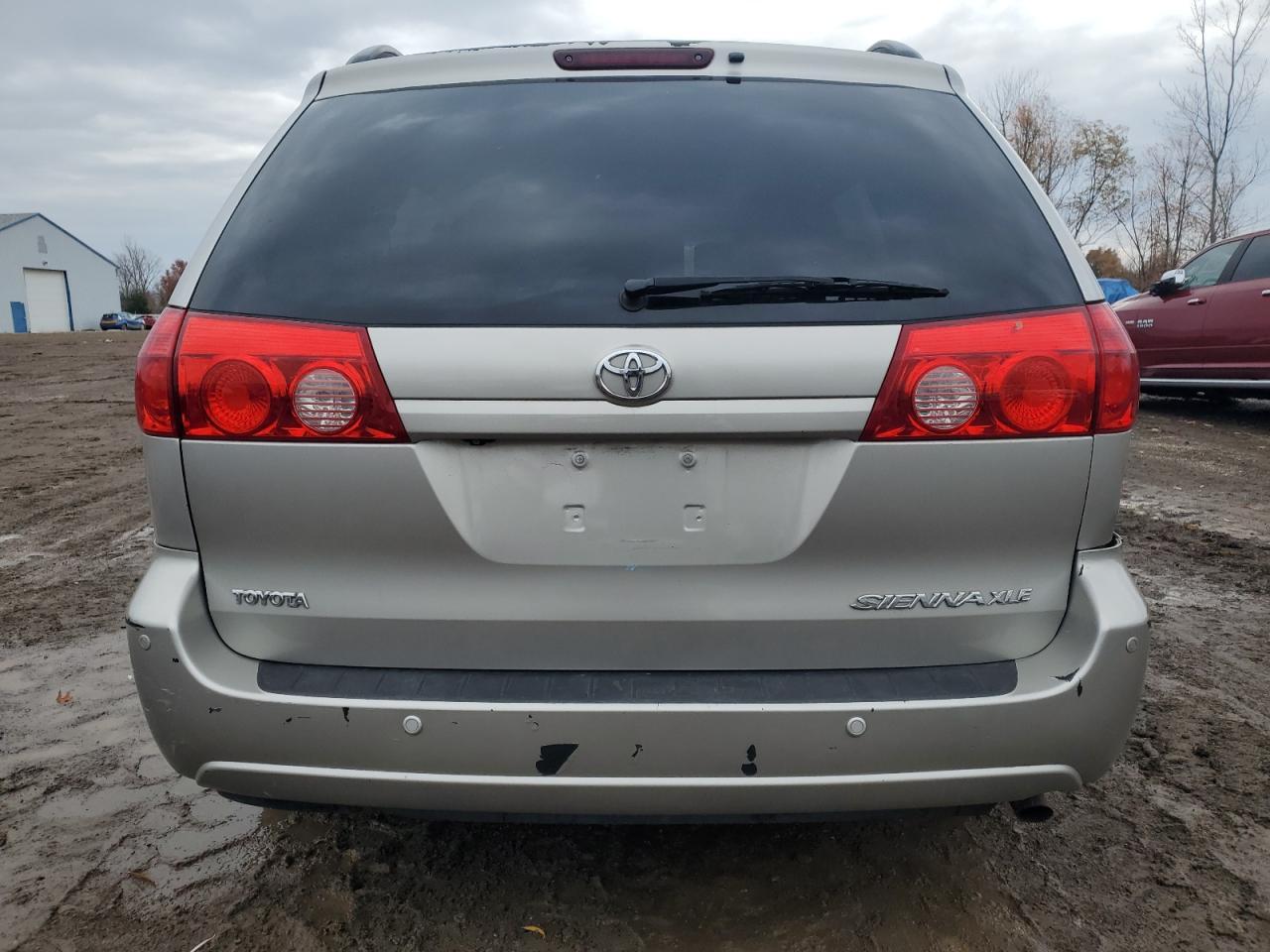 2010 Toyota Sienna Xle - Фото 6