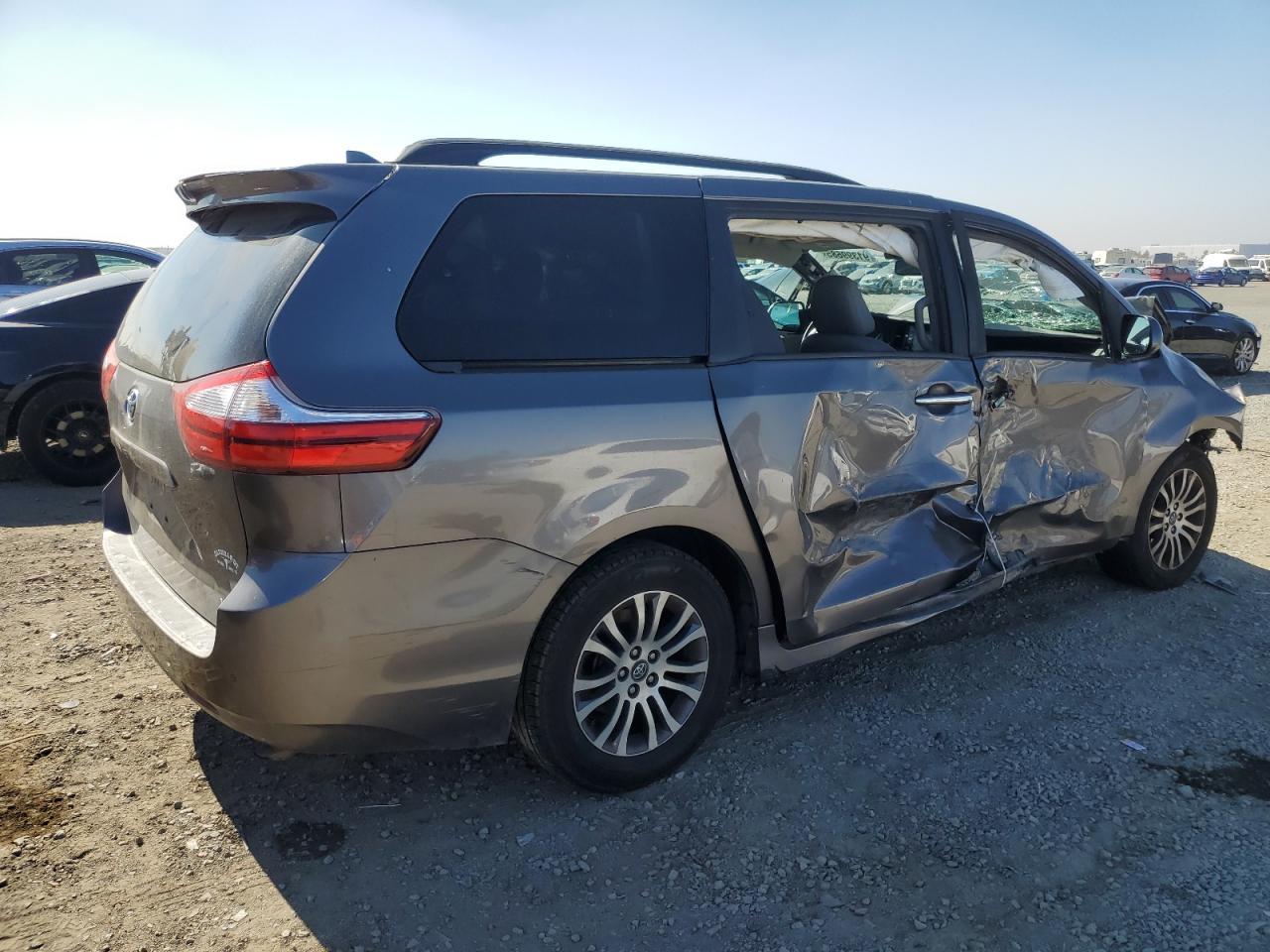 2018 Toyota Sienna Xle - Image 3