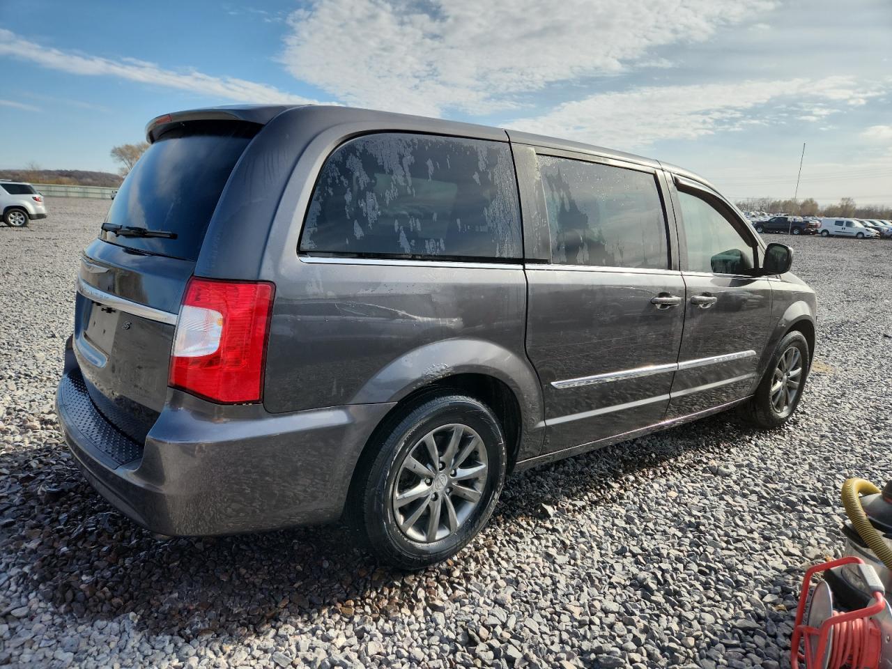 2015 Chrysler Town & Country S - Фото 3