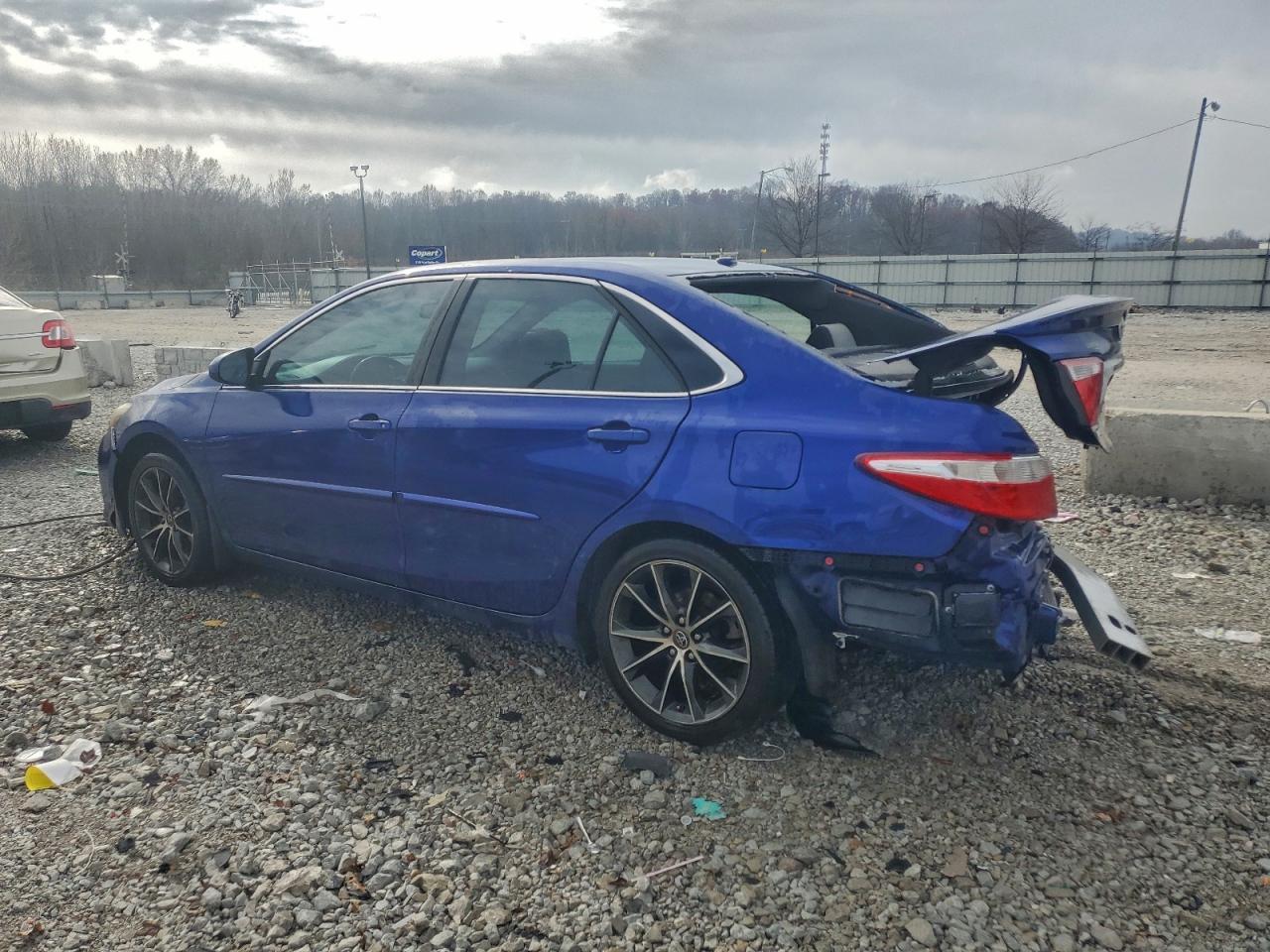 2015 Toyota Camry Le - Фото 2