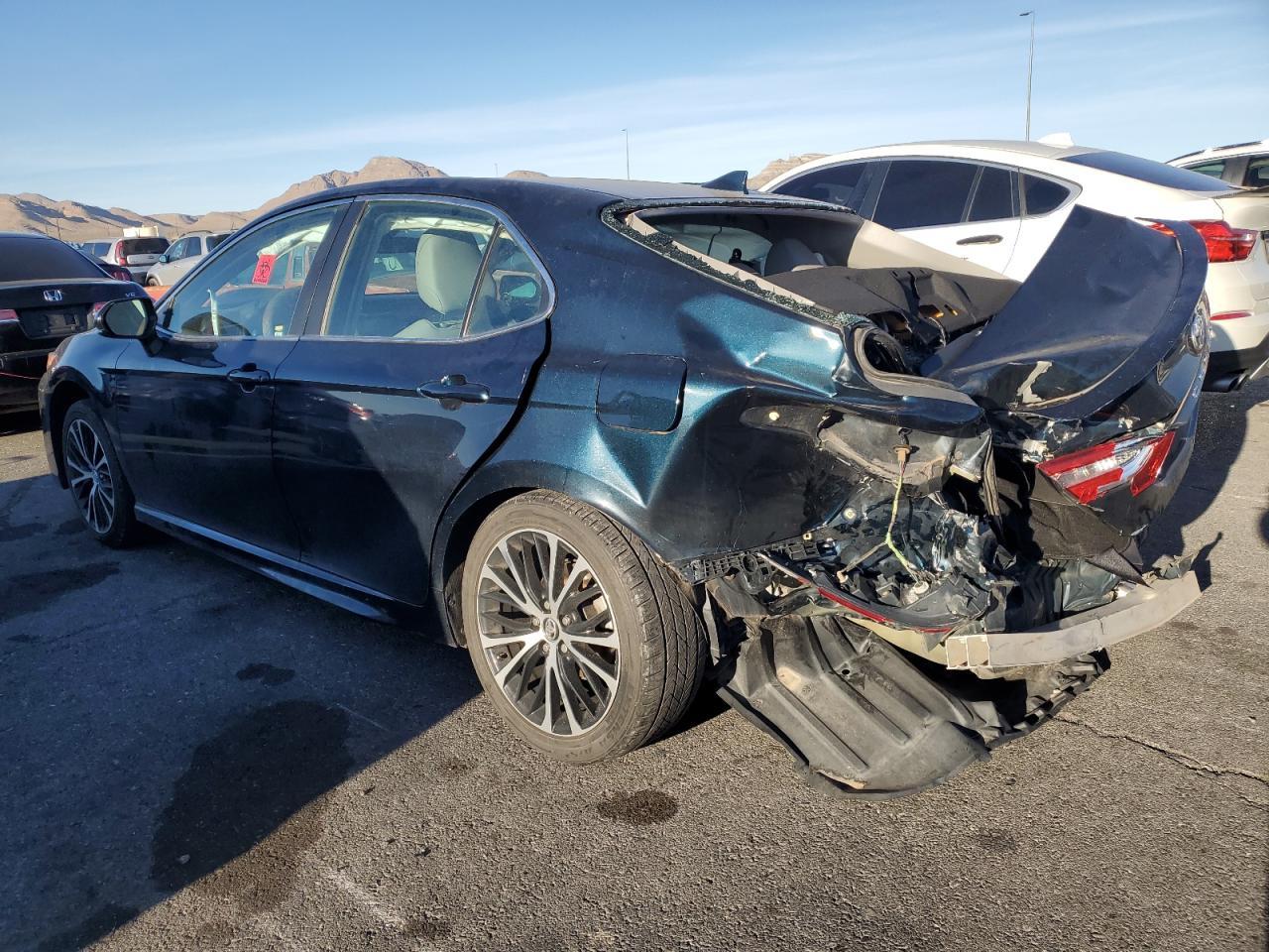 2019 Toyota Camry Se - Фото 2