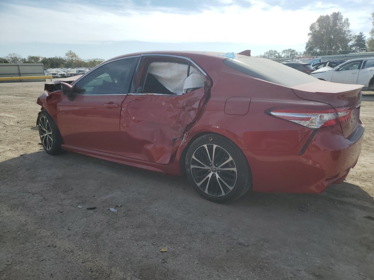 2020 Toyota Camry Se - Фото 2
