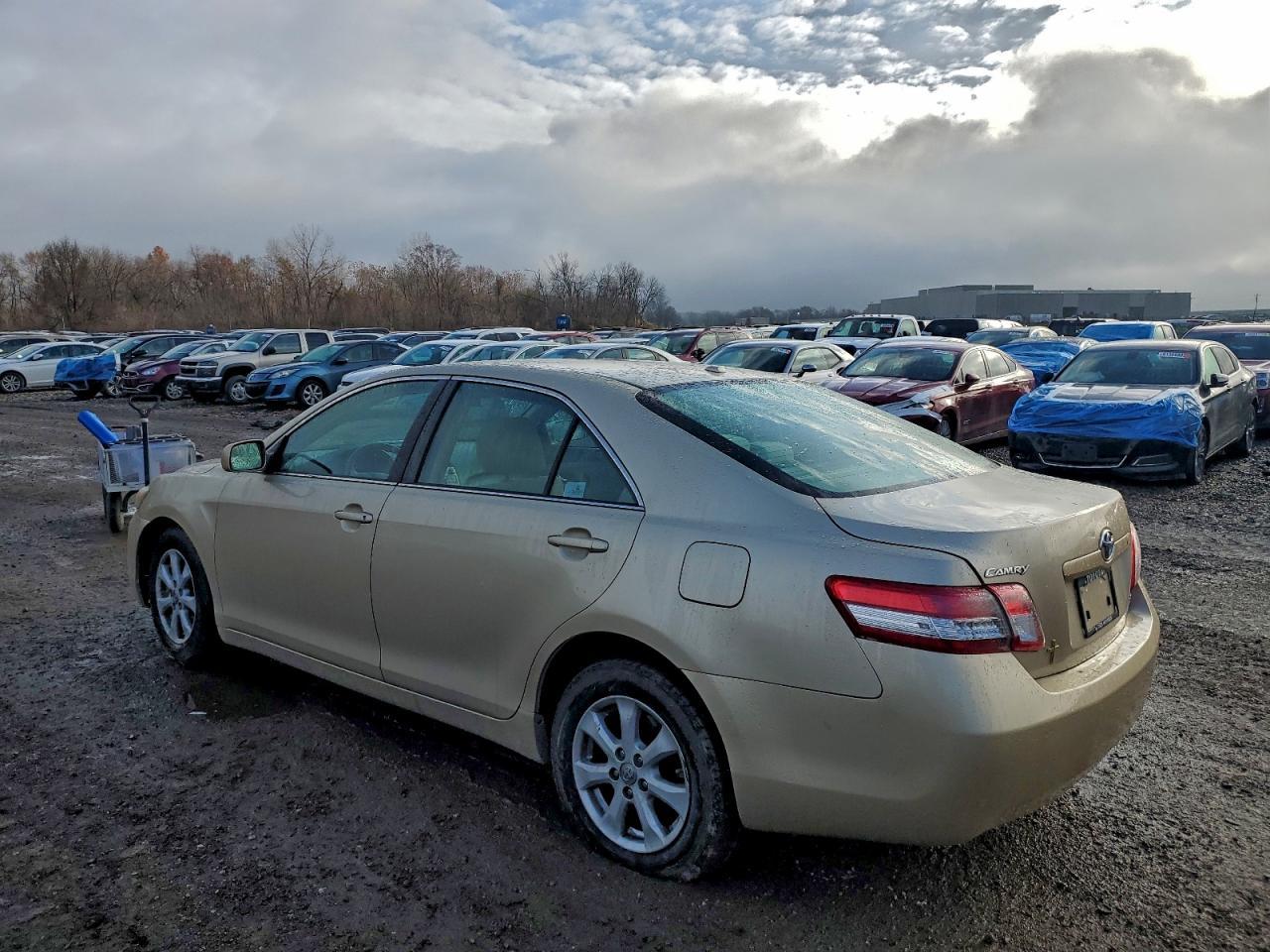 2011 Toyota Camry Base - Фото 2