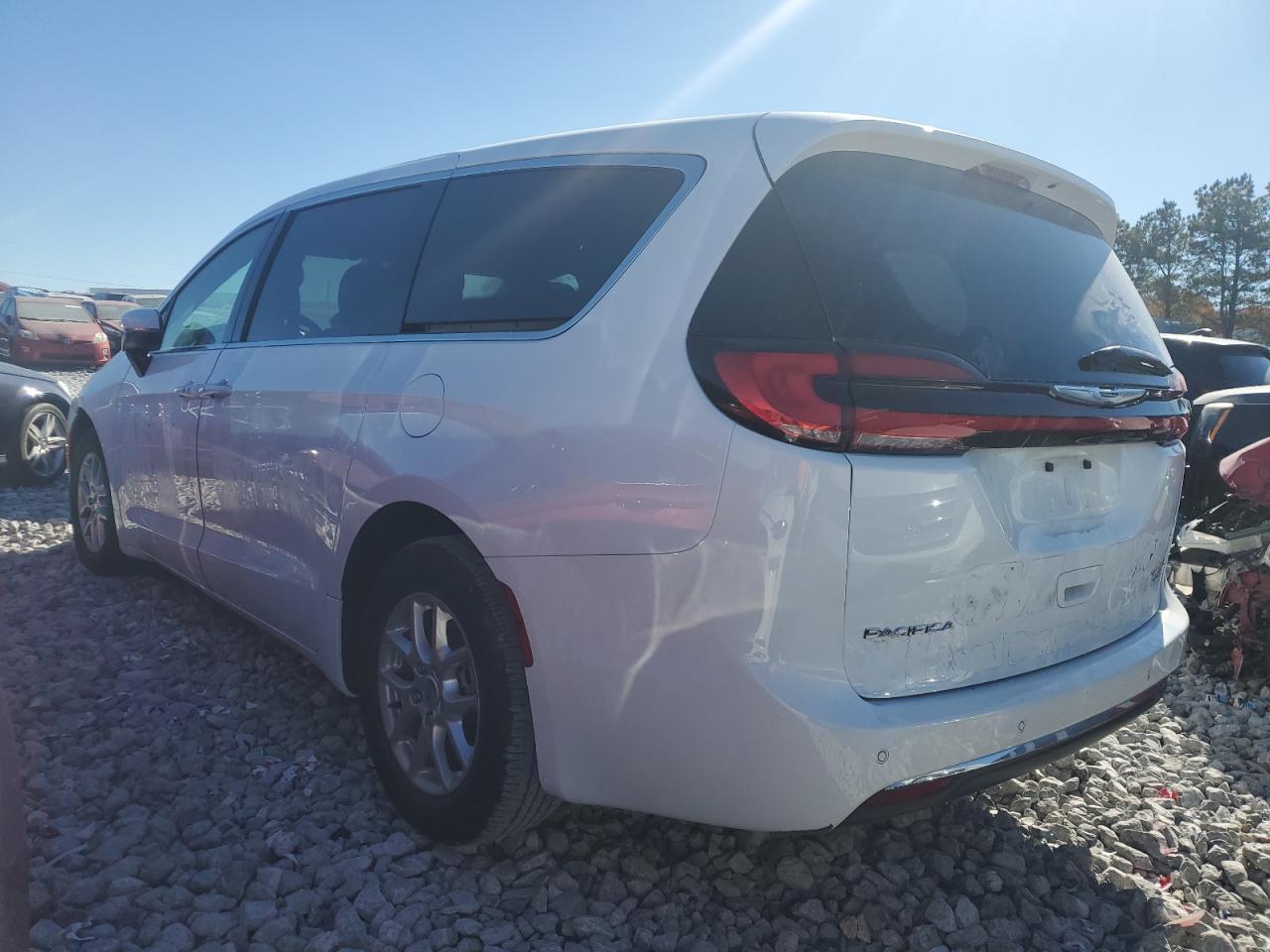 2023 Chrysler Pacifica Touring - Фото 2