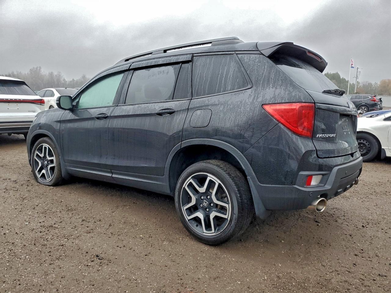 2022 Honda Passport Touring - Image 2