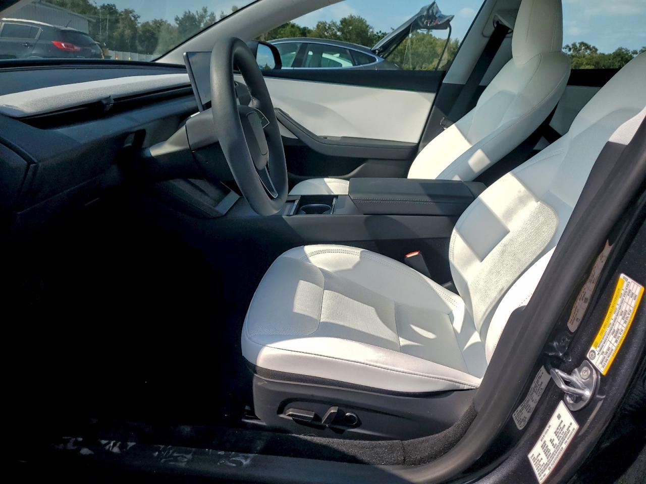 2025 Tesla Model 3 - Image 7