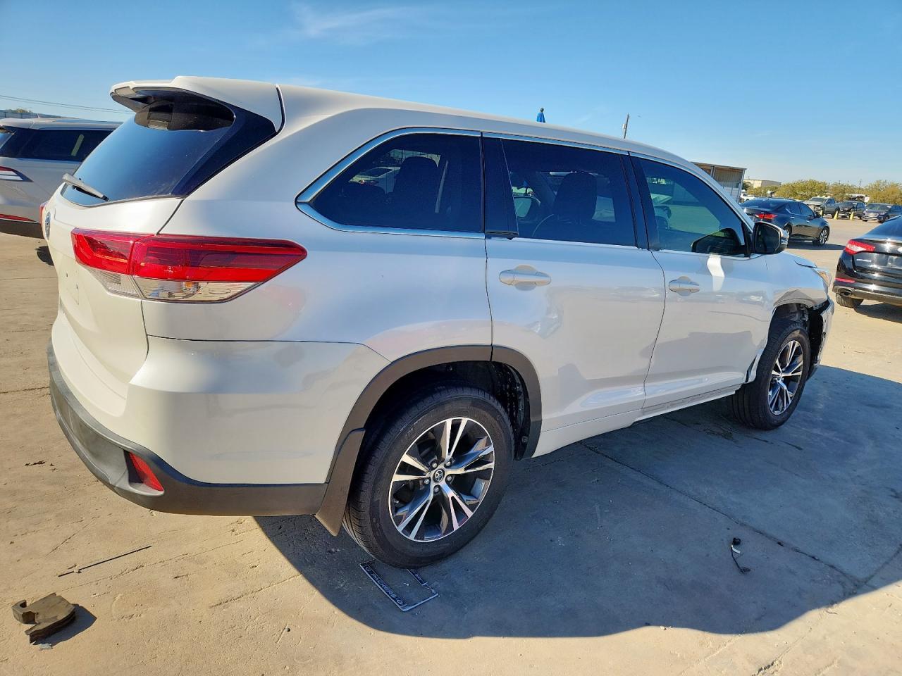 2018 Toyota Highlander Le - Image 3