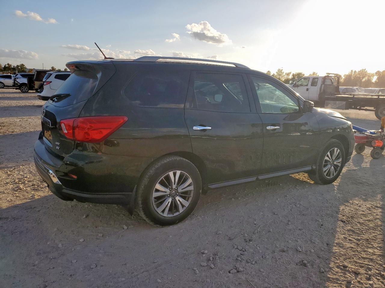 2018 Nissan Pathfinder S - Image 3