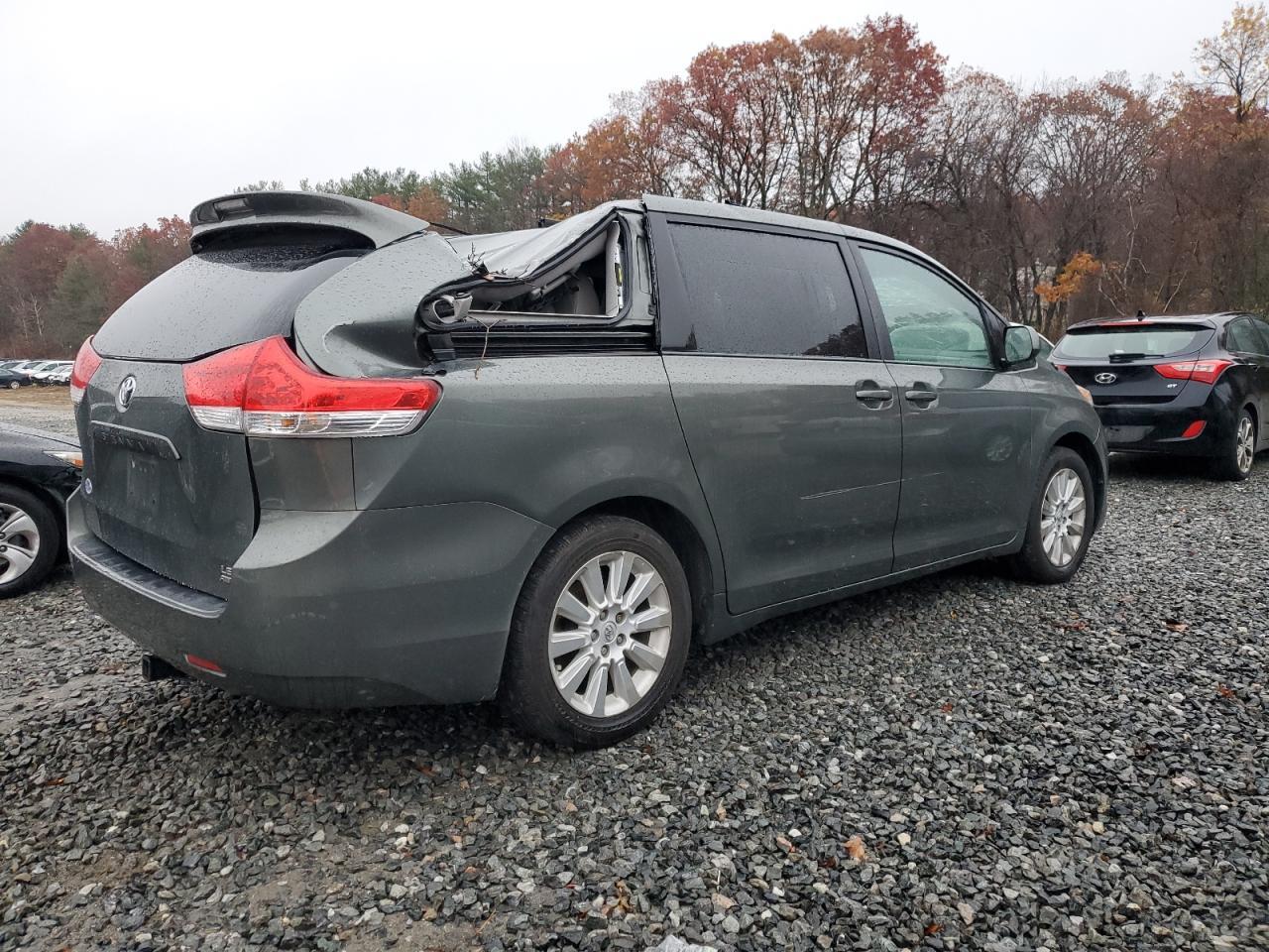 2014 Toyota Sienna Le 7-Passenger - Image 3
