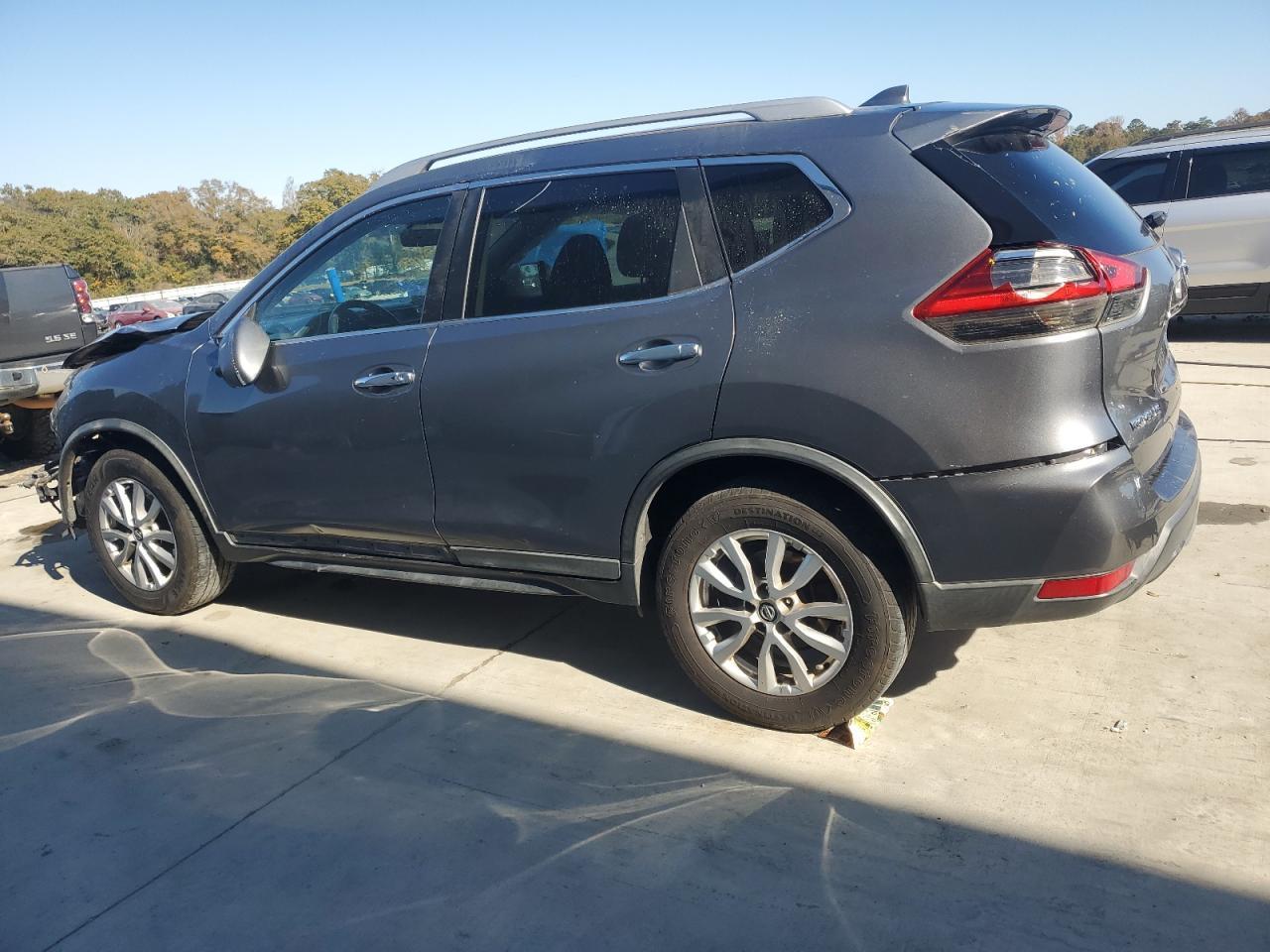 2017 Nissan Rogue Sv - Image 2