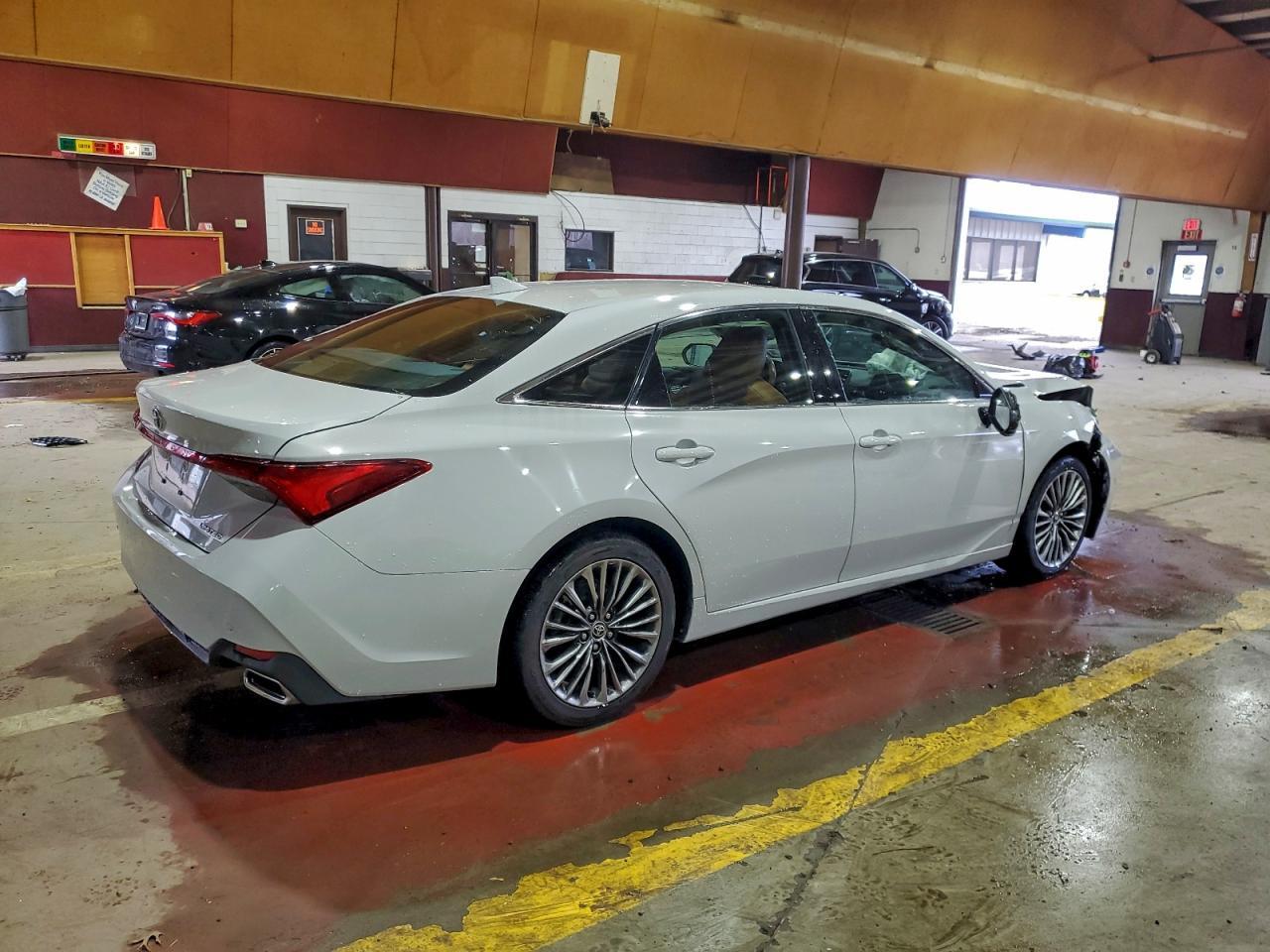 2022 Toyota Avalon Limited - Фото 3