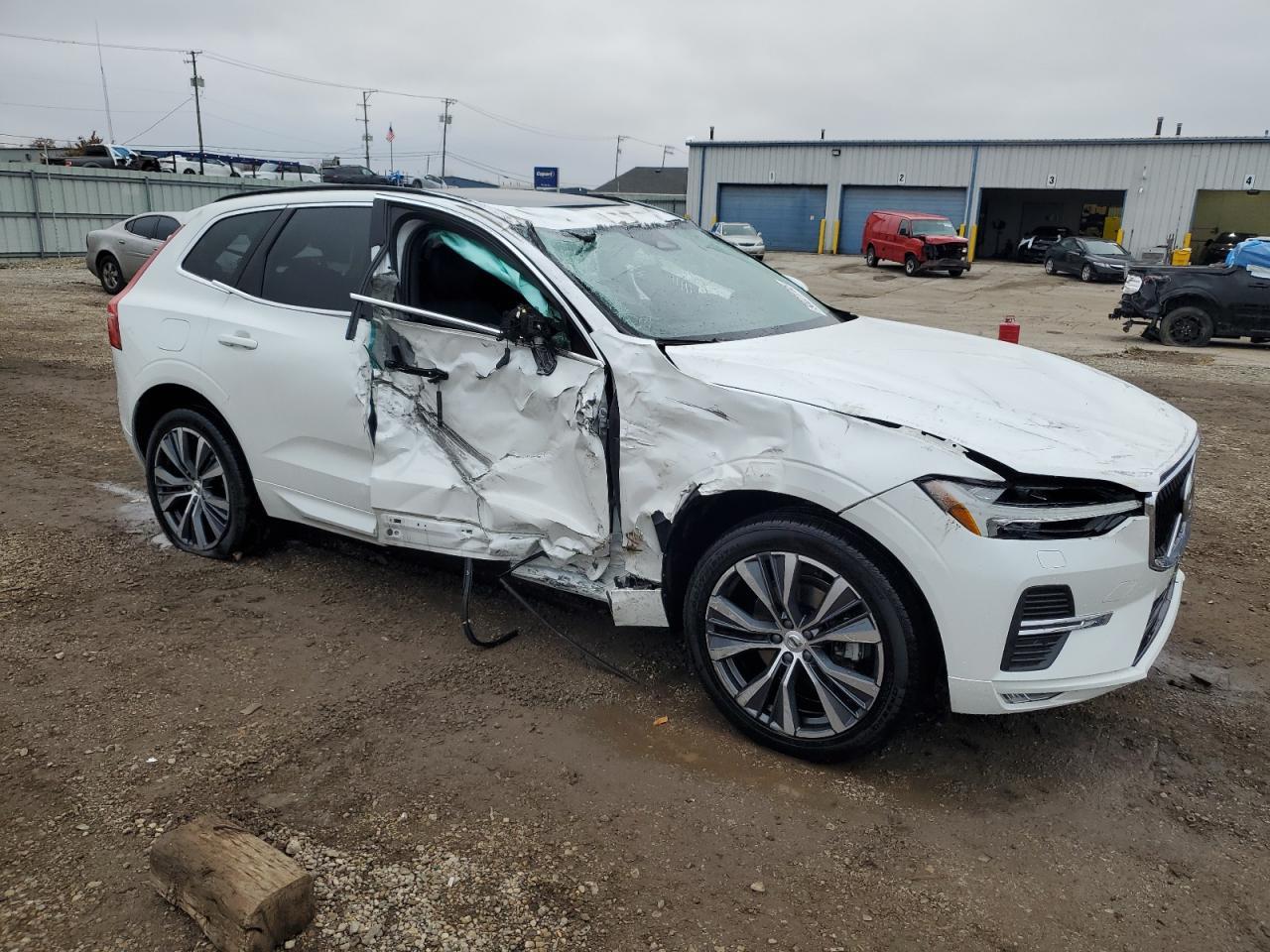 2022 Volvo Xc60 B5 Momentum - Image 4