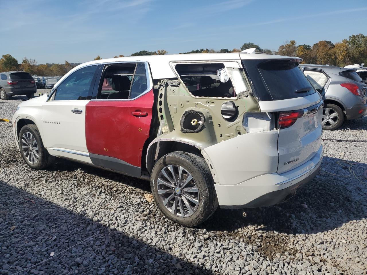 2022 Chevrolet Traverse Premier - Фото 2