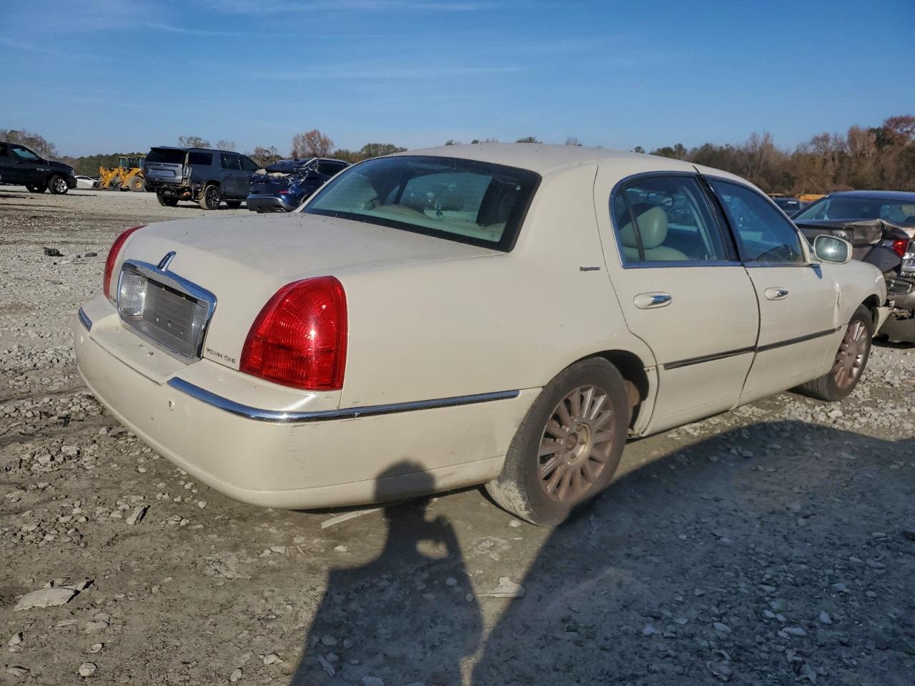 2005 Lincoln Town Car Signature - Image 3