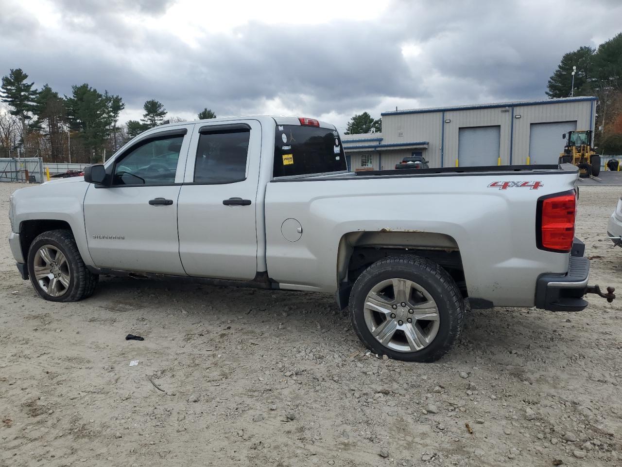 2016 Chevrolet Silverado K1500 Custom - Фото 2