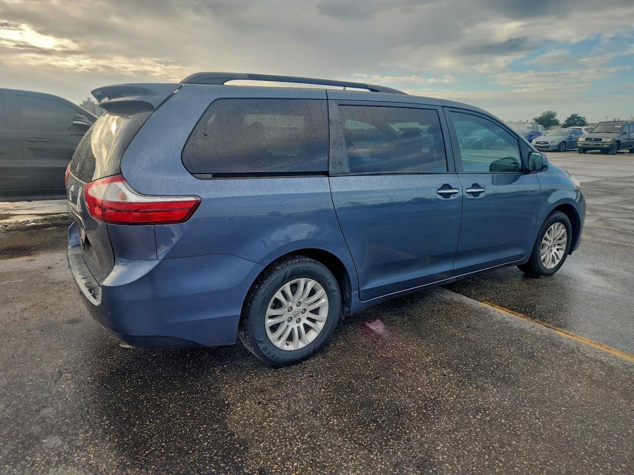 2015 Toyota Sienna - Фото 3
