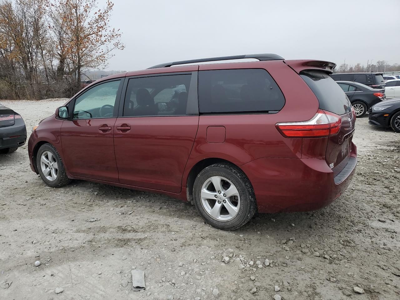 2015 Toyota Sienna Le - Image 2