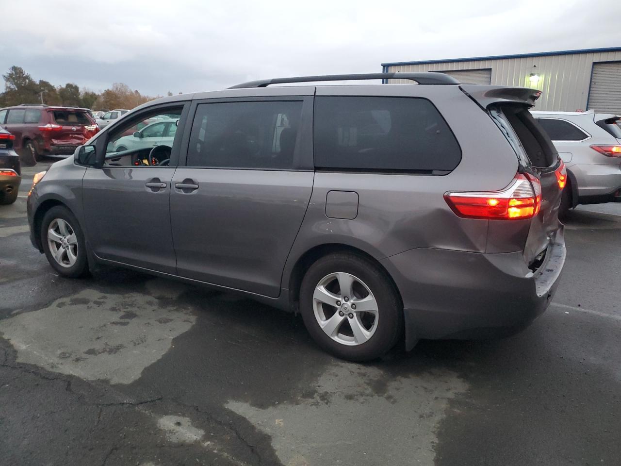 2017 Toyota Sienna Le - Image 2