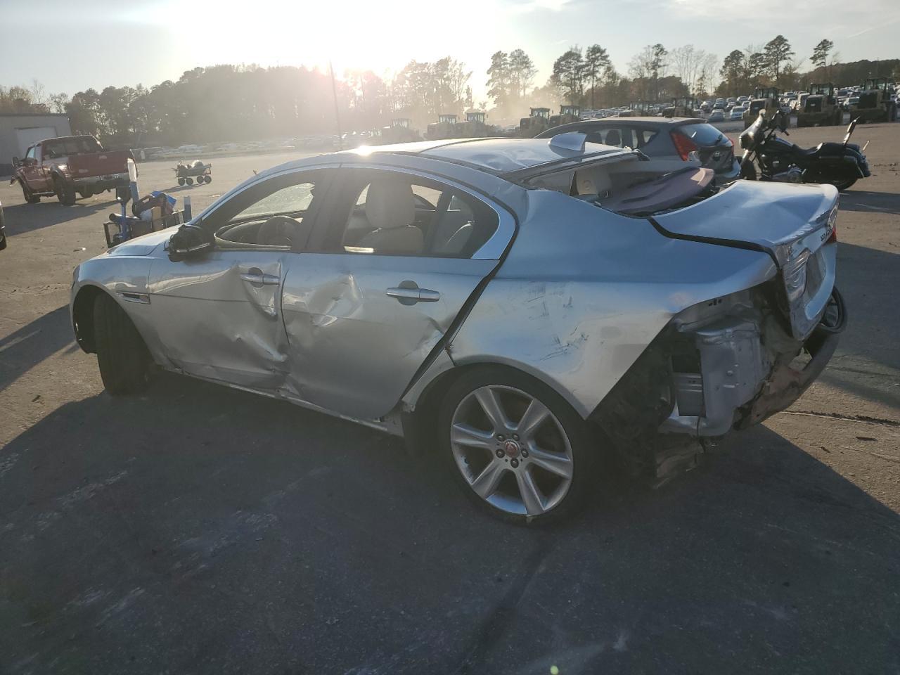 2018 Jaguar Xe Premium - Фото 2