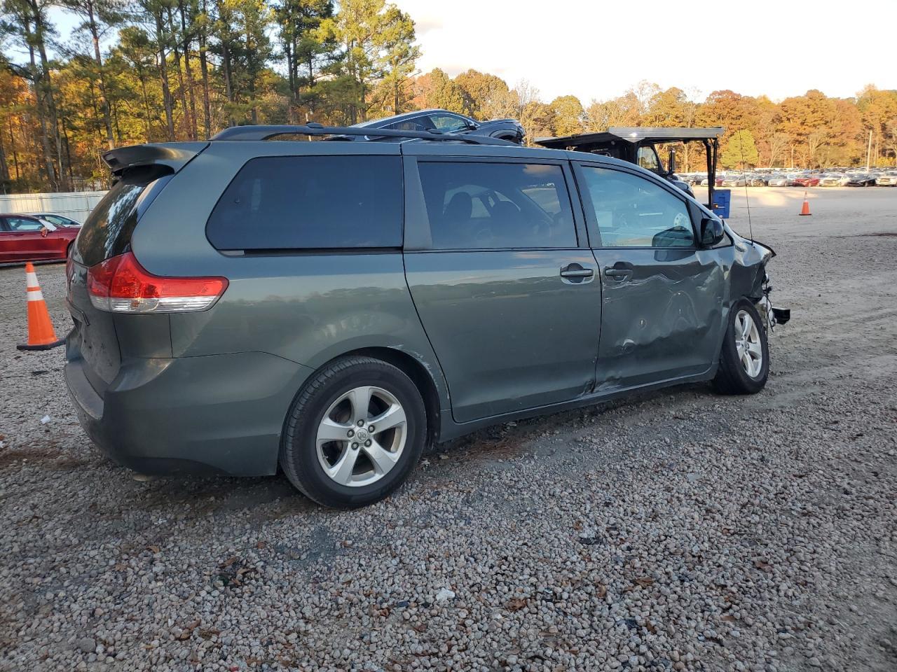 2013 Toyota Sienna Le - Фото 3