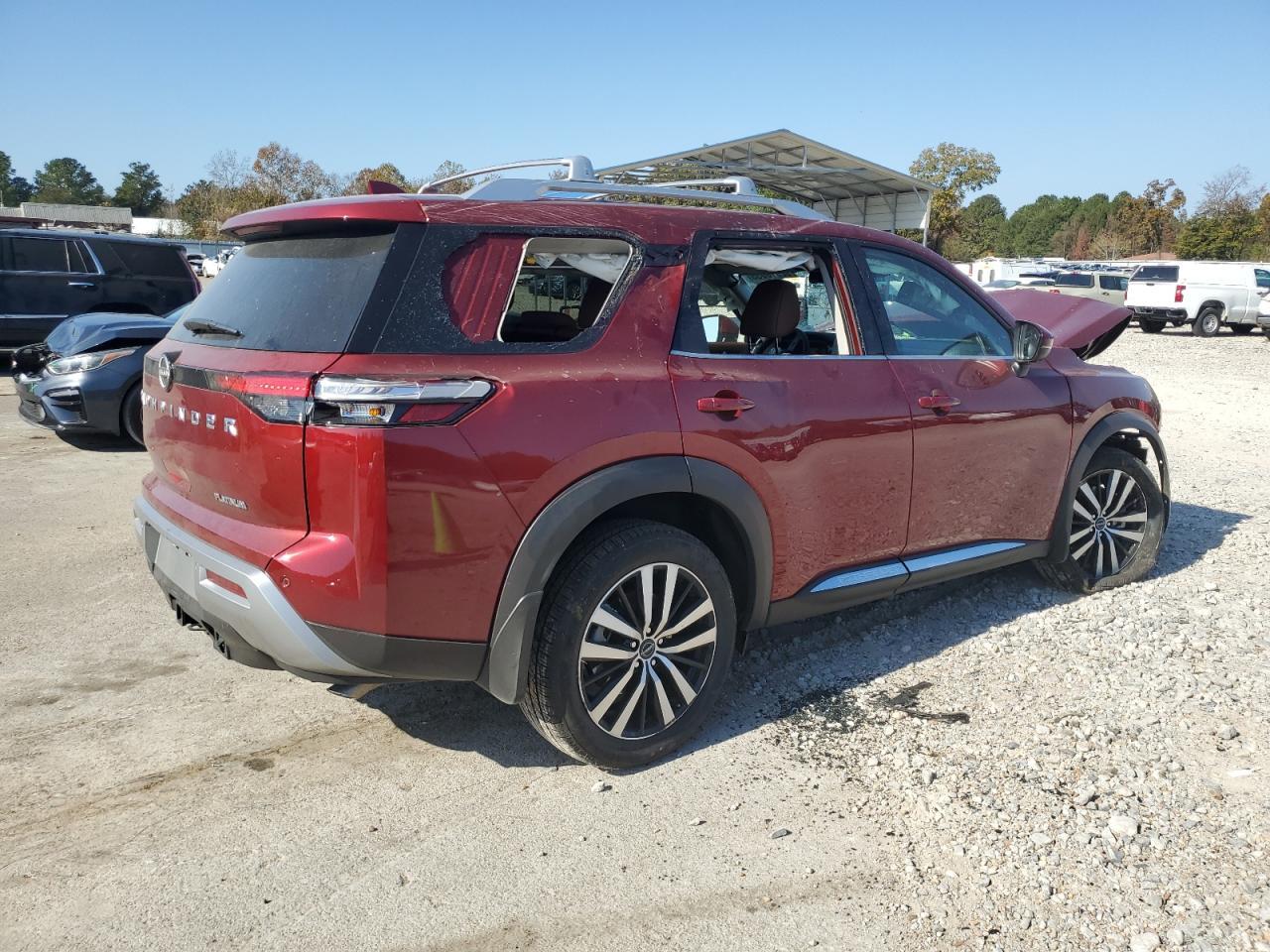 2025 Nissan Pathfinder Platinum - Image 3