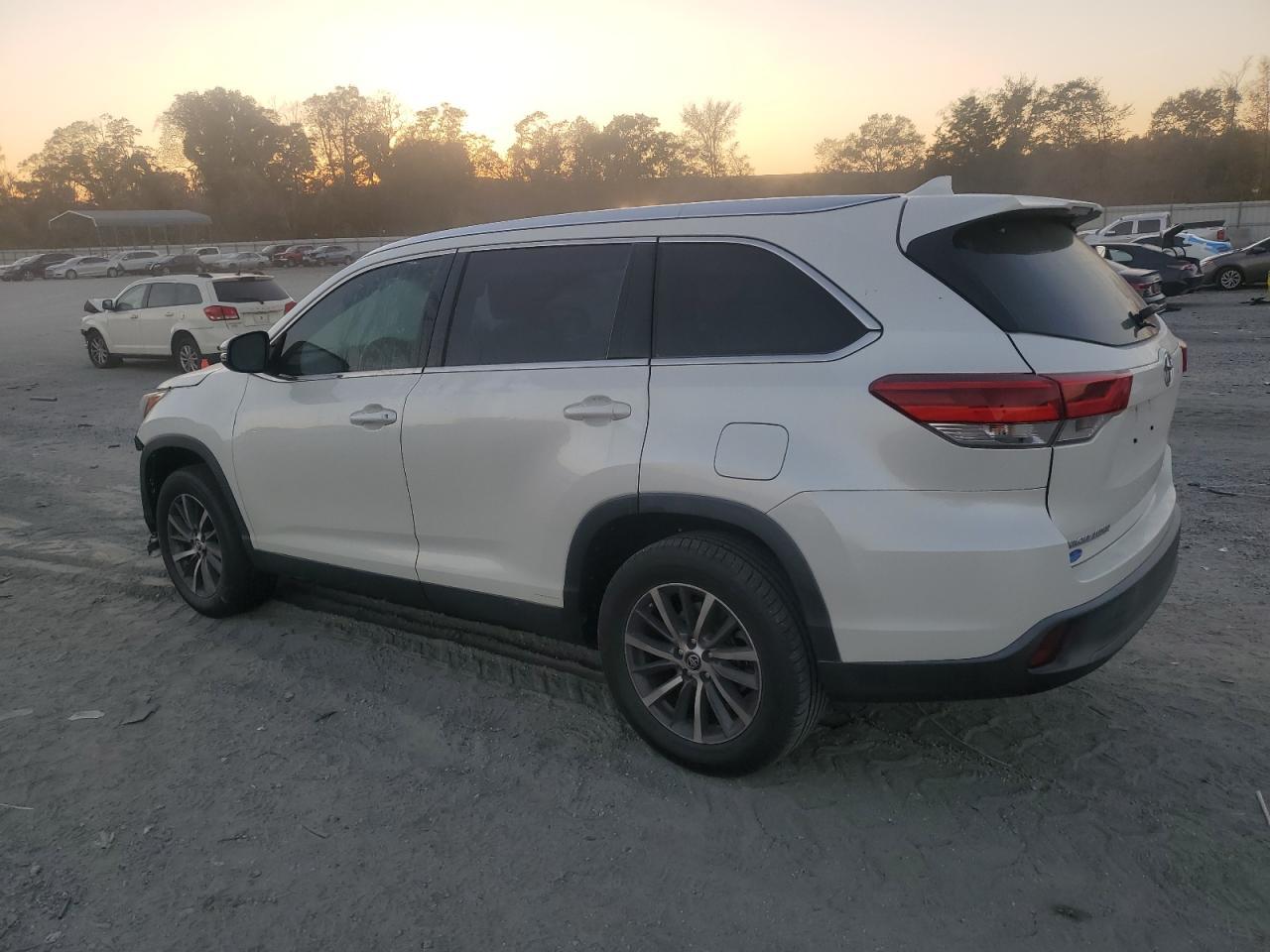 2019 Toyota Highlander Se - Image 2