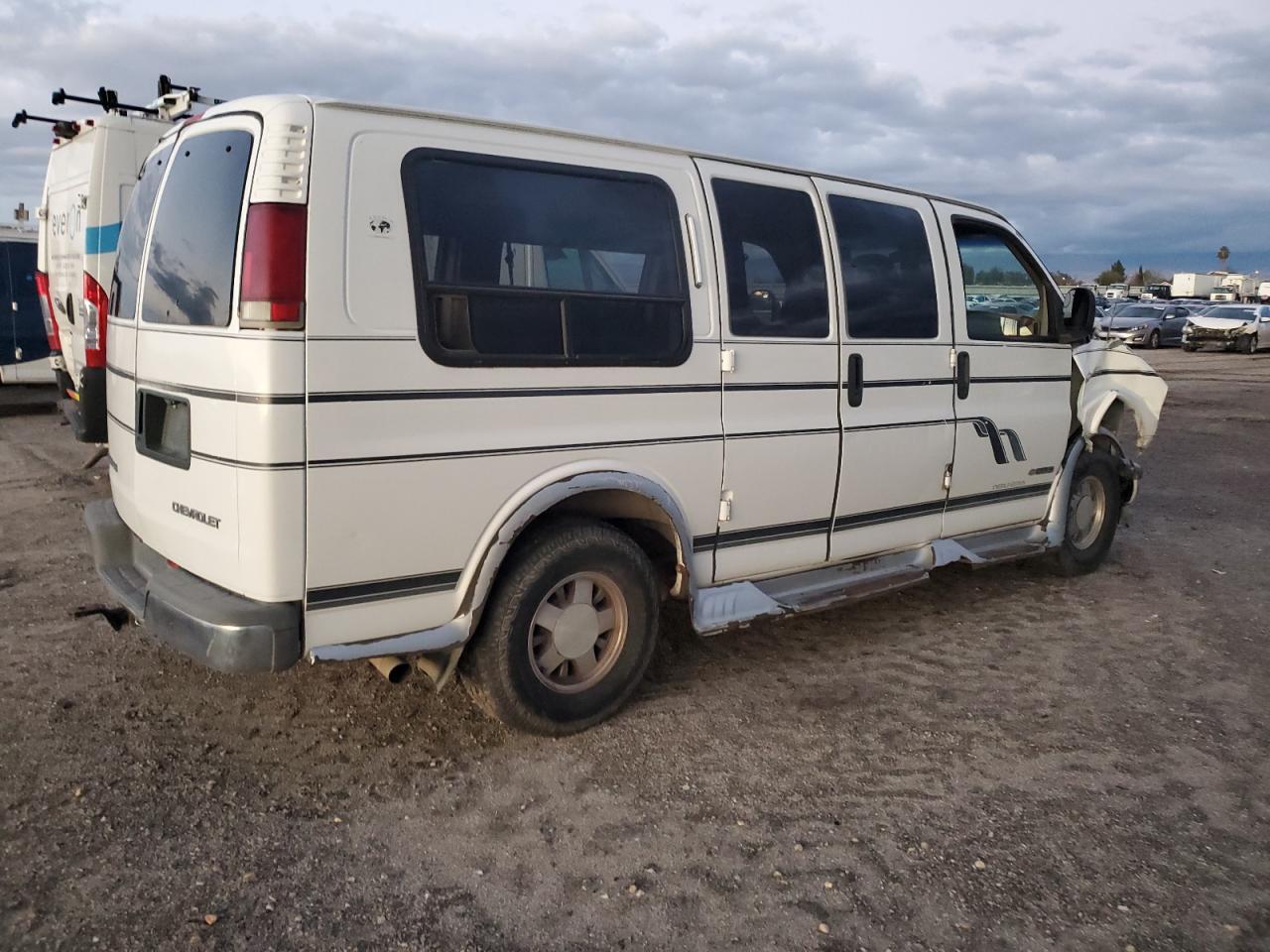 2000 Chevrolet Express G1500 - Фото 3