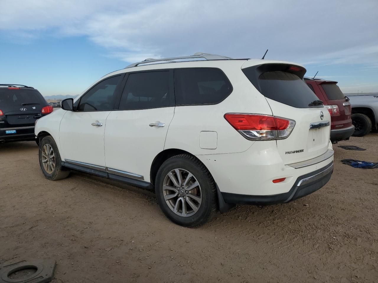 2015 Nissan Pathfinder S - Фото 2