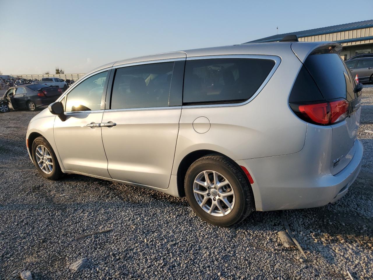 2022 Chrysler Voyager Lx - Фото 2