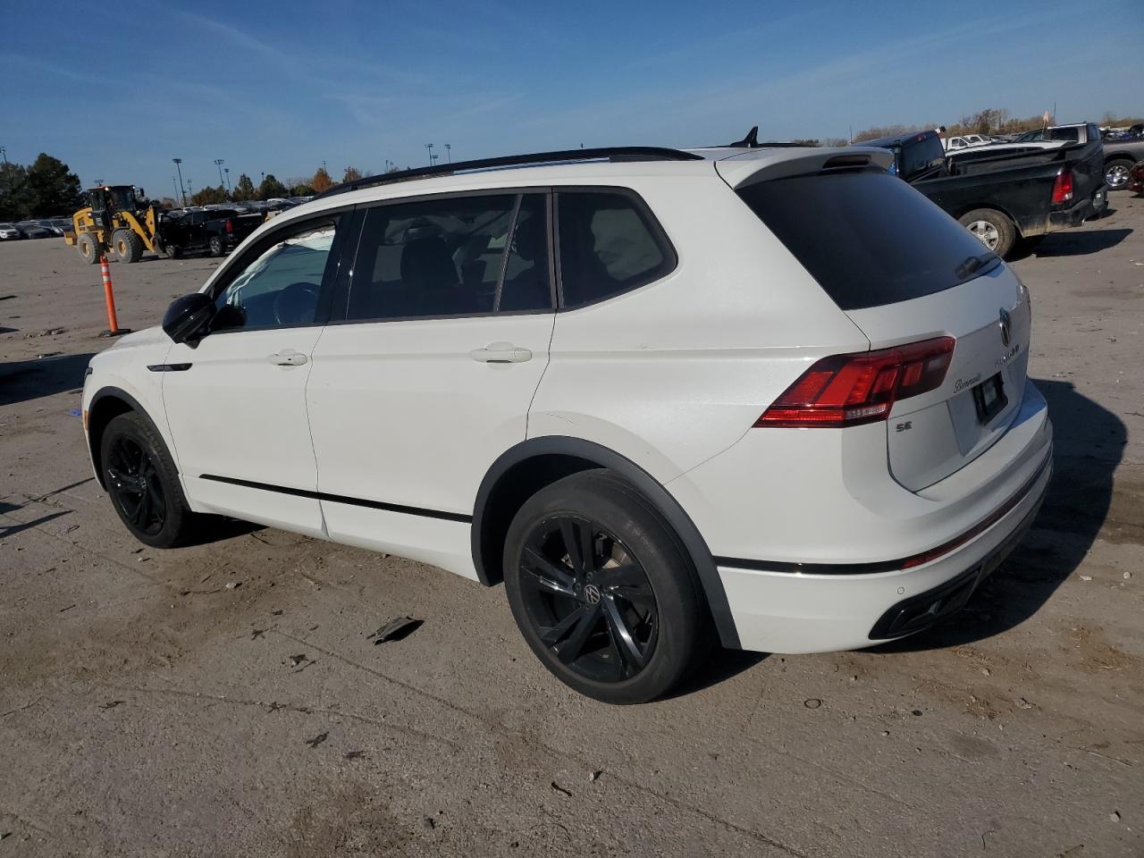 2023 Volkswagen Tiguan Se R-Line Black - Image 2