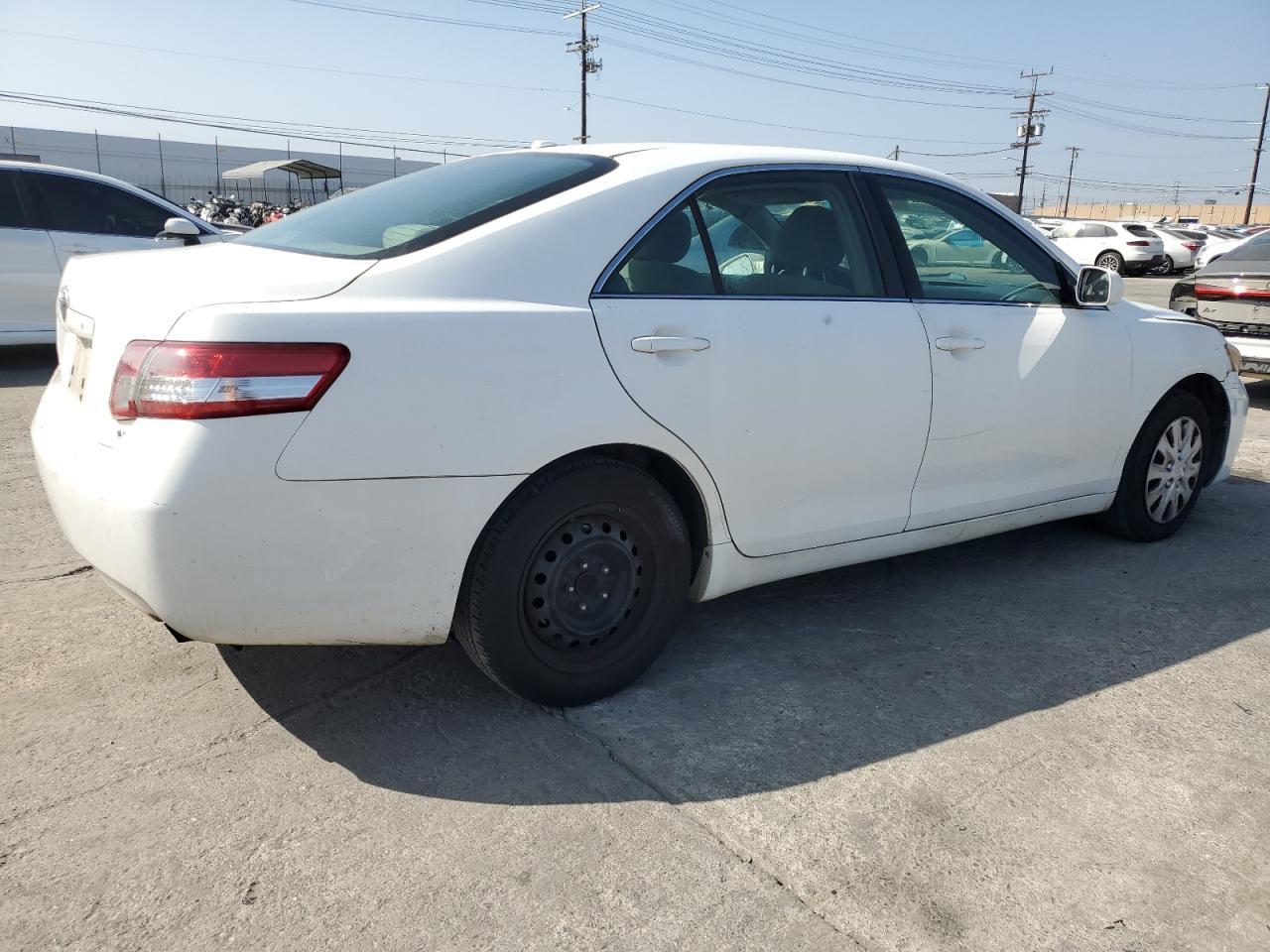 2011 Toyota Camry Base - Фото 3