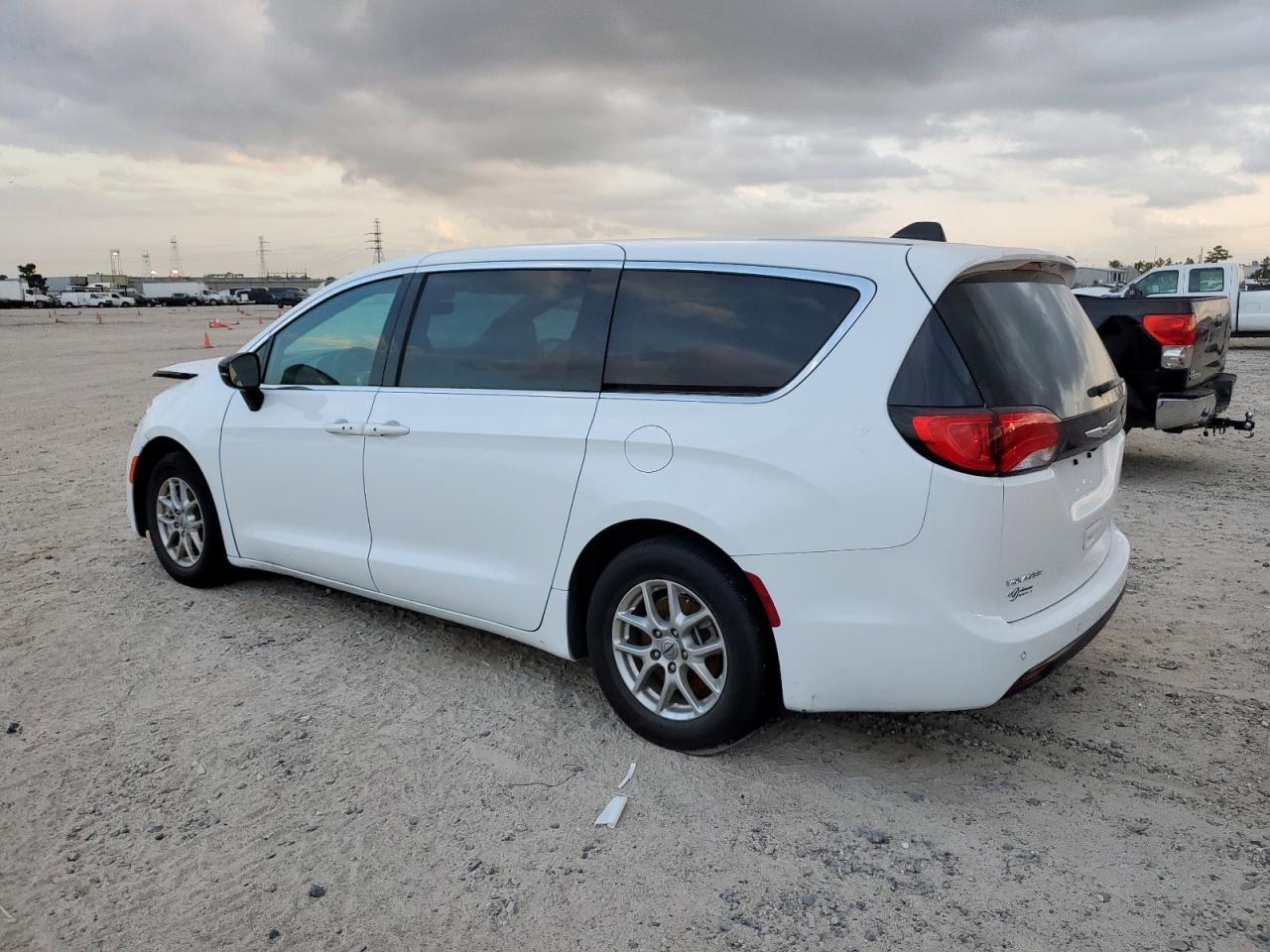 2025 Chrysler Voyager Lx - Фото 2