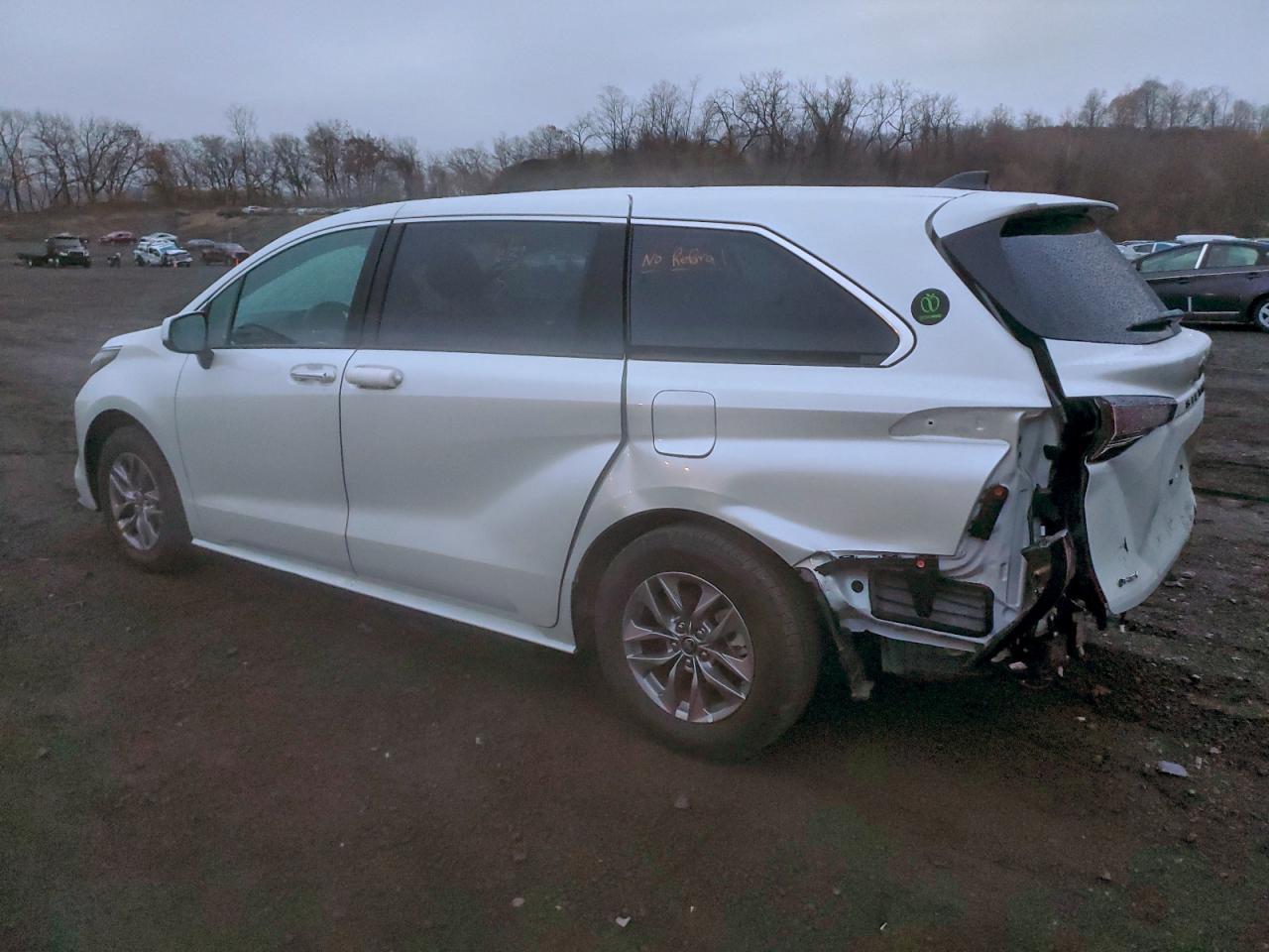 2025 Toyota Sienna Xle - Image 2
